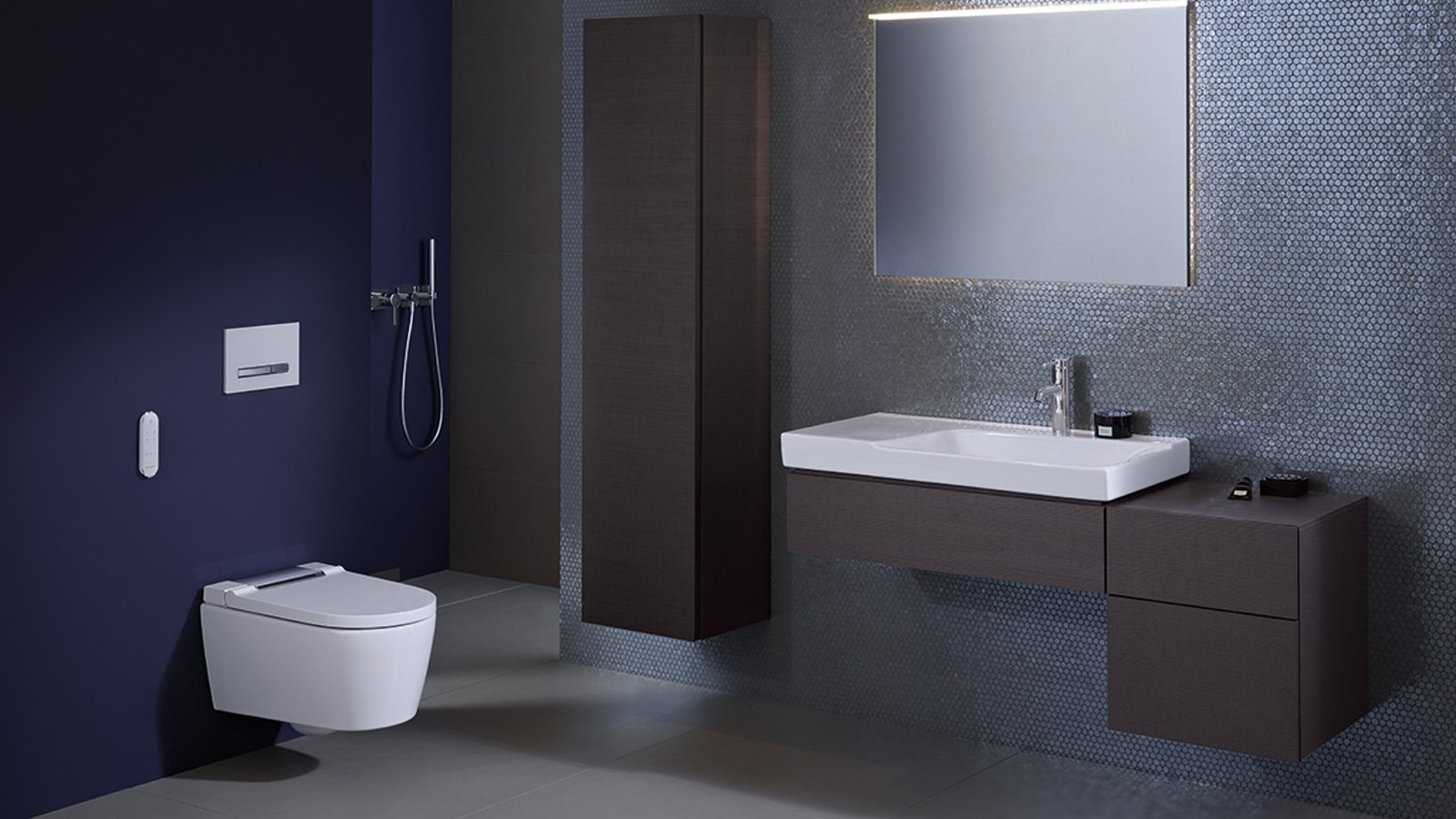 Geberit Smyle mit AquaClean Sela und Betätigungsplatte Sigma50 Geberit Smyle mit AquaClean Sela und Betätigungsplatte Sigma50
