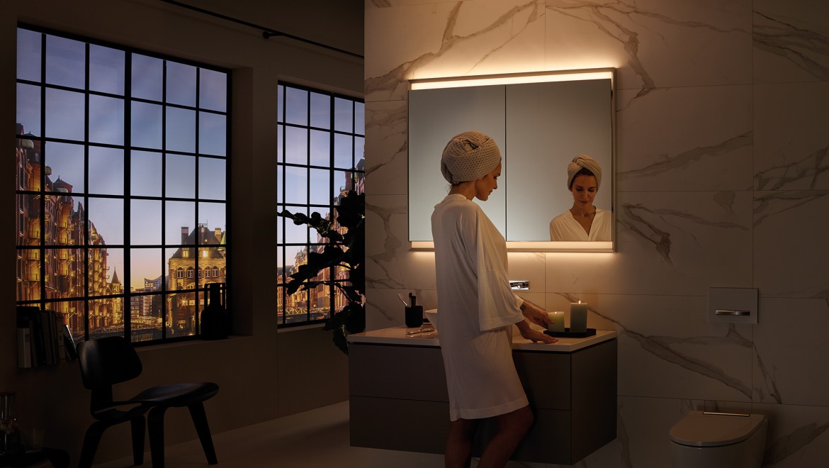 Geberit ONE Spiegelschrank mit ComfortLight, hier mit stimmungsvollem Kerzenlicht (© Geberit) Geberit ONE Spiegelschrank mit ComfortLight, hier mit stimmungsvollem Kerzenlicht (© Geberit)