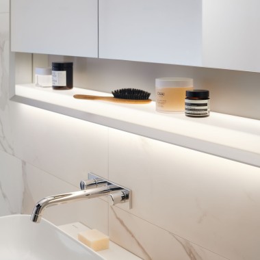 Geberit ONE Spiegelschrank mit ComfortLight und Abstellfläche unter dem Spiegel Geberit ONE Spiegelschrank mit ComfortLight und Abstellfläche unter dem Spiegel