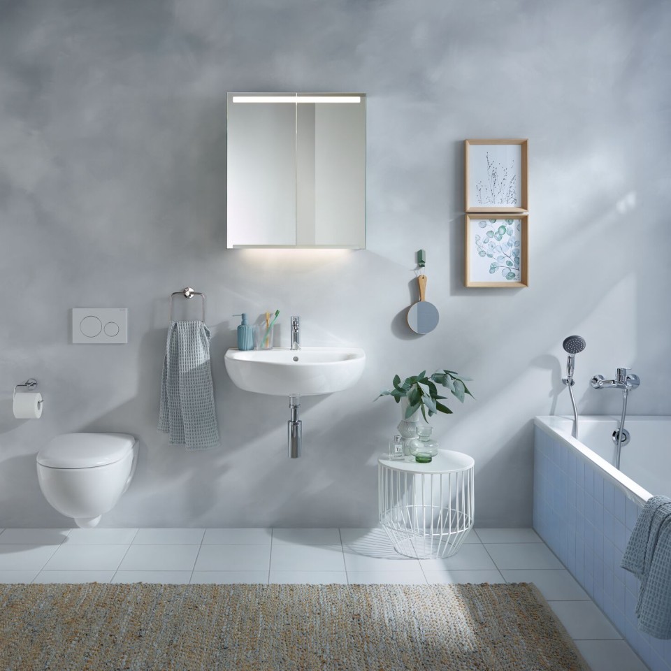 Geberit Renova Badezimmer mit Waschtischen, Spiegel, Badewanne und Badezimmermöbeln