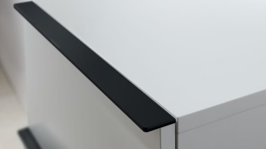 Geberit iCon Seitenschrank weiß mit schwarzen Griffen Geberit iCon Seitenschrank weiß mit schwarzen Griffen