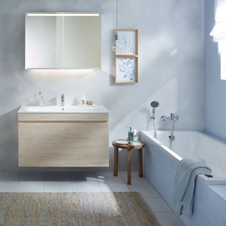 Bad mit WC und Waschplatz aus der Geberit Badserie Renova sowie Badewanne Bad mit WC und Waschplatz aus der Geberit Badserie Renova sowie Badewanne