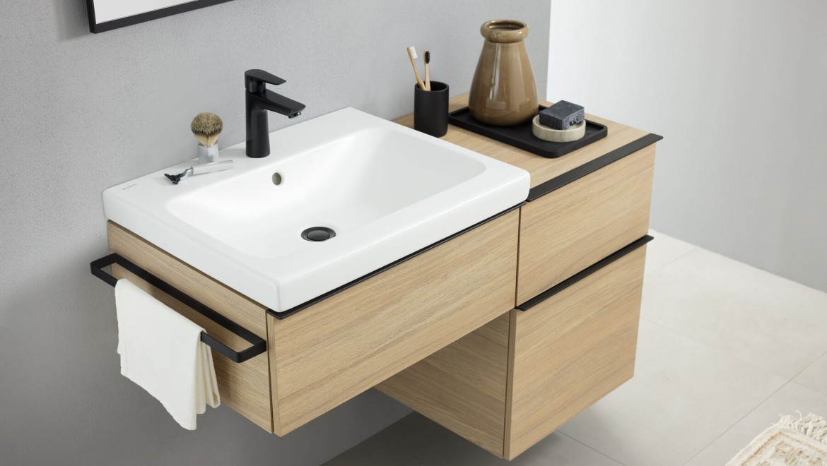 Waschplatz mit Geberit iCon Aufsatzwaschtisch in Weiss matt und mattschwarzen Badaccessoires Waschplatz mit Geberit iCon Aufsatzwaschtisch in Weiss matt und mattschwarzen Badaccessoires