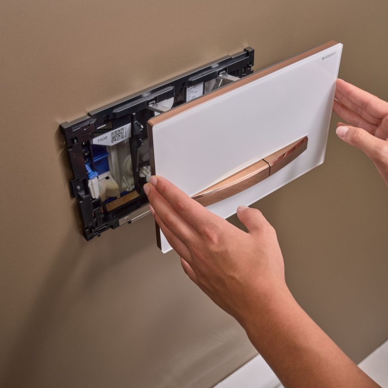 Geberit Sigma50 eckig in Schwenkbewegung Geberit Sigma50 eckig in Schwenkbewegung