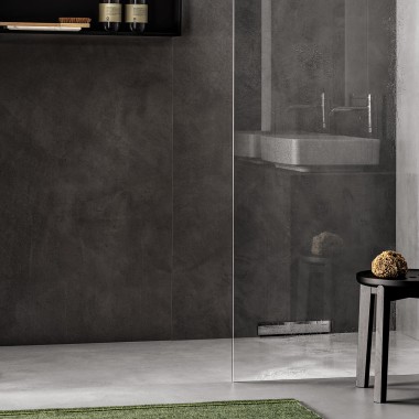 Eine bodenebene Dusche mit Wandablauf Eine bodenebene Dusche mit Wandablauf