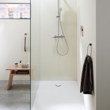 Eine Walk-in-Dusche in einem kleinen Badezimmer Eine Walk-in-Dusche in einem kleinen Badezimmer