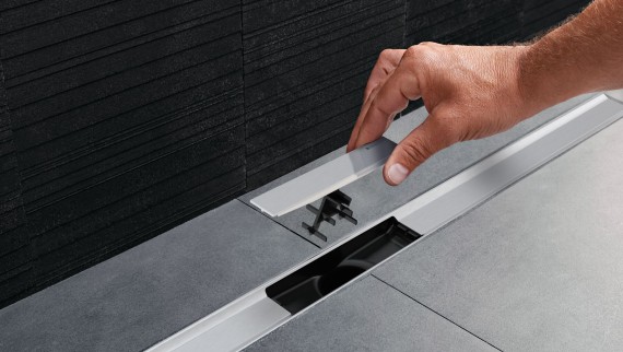 Geberit Duschrinne der Reihe CleanLine mit integriertem Haarfänger in Form eines Kamms