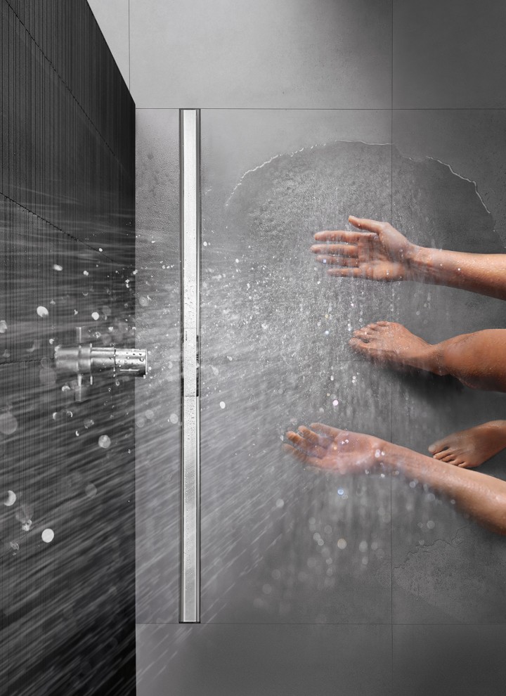 Person duscht in bodenebener Dusche, die mit der Duschrinne Geberit CleanLine ausgestattet ist