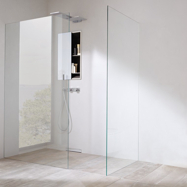 Dusche mit nahtlos integrierter Duschwand Dusche mit nahtlos integrierter Duschwand