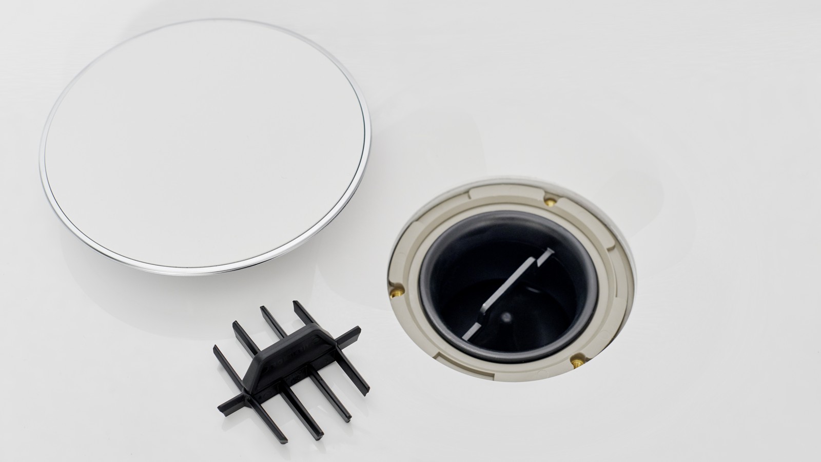 Der Ablauf kann durch eine weißmatte Abdeckung mit Chromrand abgedeckt werden, unter der ein Kammeinsatz Haare zurückhält und ein Verstopfen des Ablaufs minimiert. Der Ablauf kann durch eine weißmatte Abdeckung mit Chromrand abgedeckt werden, unter der ein Kammeinsatz Haare zurückhält und ein Verstopfen des Ablaufs minimiert.