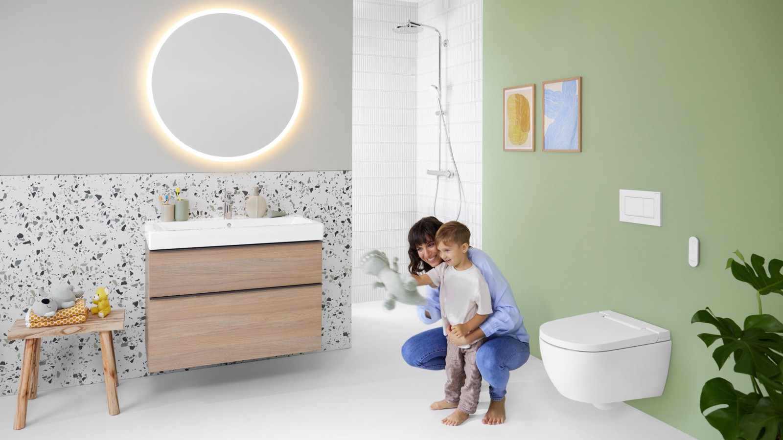Geberit AquaClean Alba mit Frau und Kind im Badezimmer Geberit AquaClean Alba mit Frau und Kind im Badezimmer