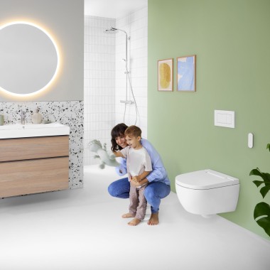 Frau und Kind in einem farbenfrohen Badezimmer mit Geberit Option Spiegel Frau und Kind in einem farbenfrohen Badezimmer mit Geberit Option Spiegel