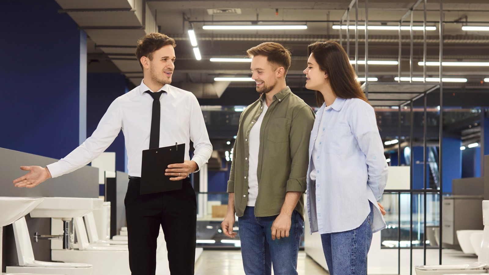 Kunden lassen sich von einem Fachpartner beraten