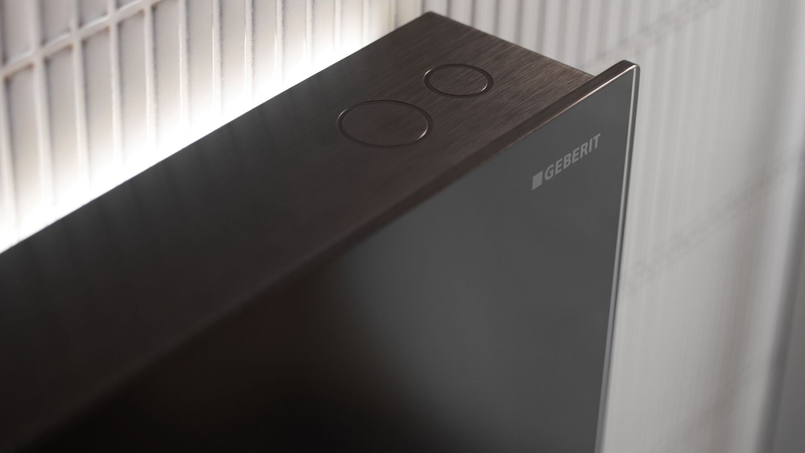 Spülauslösung beim Geberit Monolith Sanitärmodul (© Geberit) Spülauslösung beim Geberit Monolith Sanitärmodul (© Geberit)