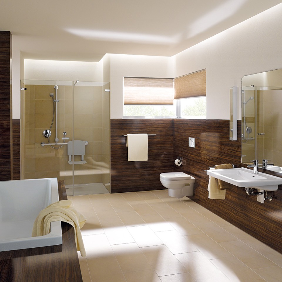 Geberit Renova Comfort Badezimmer mit WC, Waschtisch und Badewanne