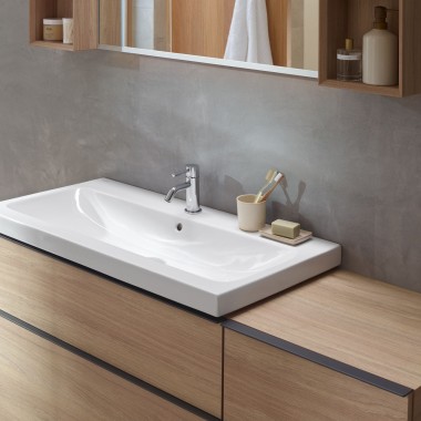Waschplatz mit Badmöbel aus Holz von Geberit iCon. Waschplatz mit Badmöbel aus Holz von Geberit iCon.