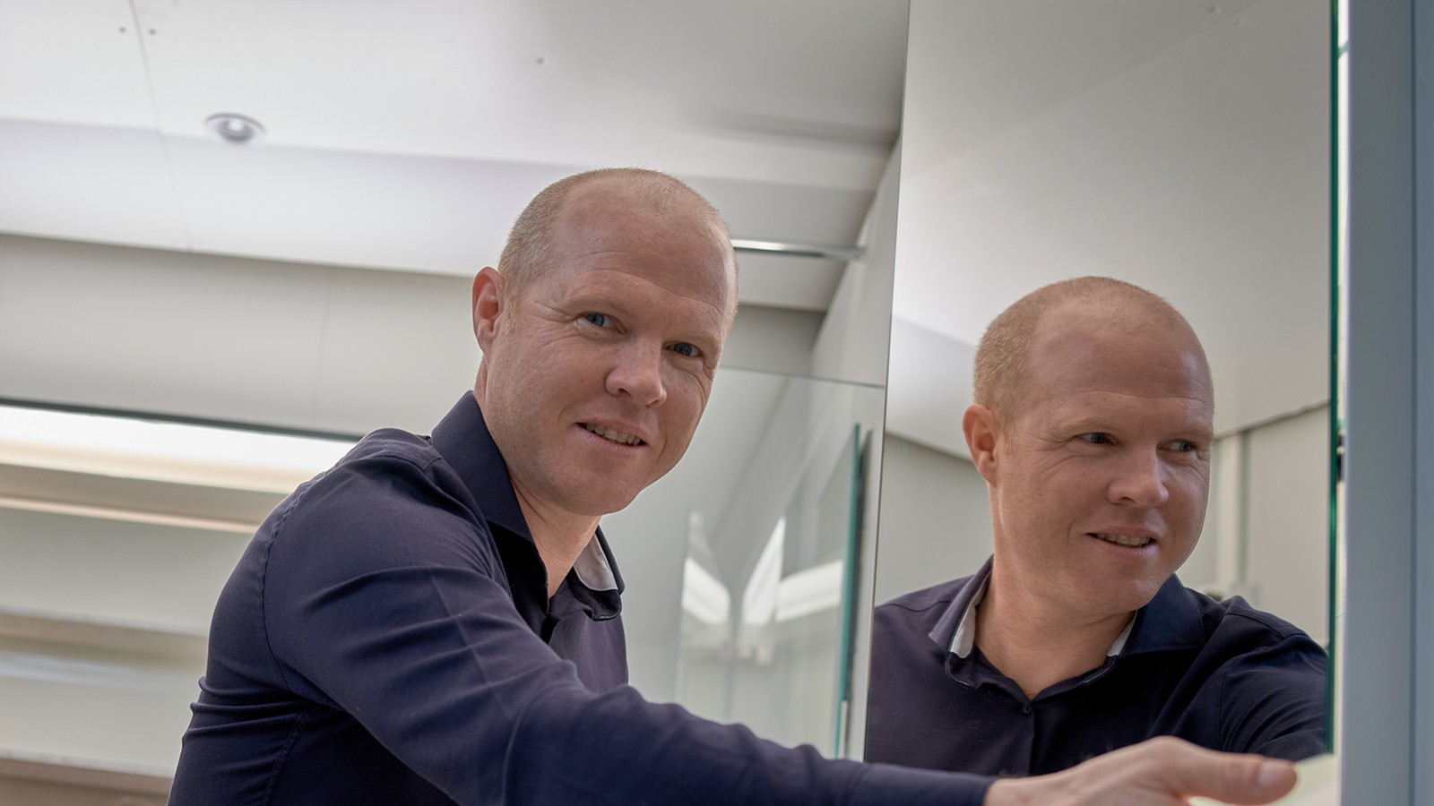 Lichtexperte Andreas Janser im Lichtlabor am Geberit Hauptsitz in Rapperswil-Jona, Schweiz (© Geberit)