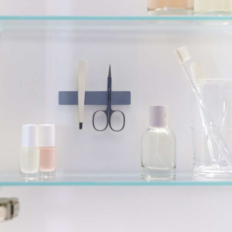 Geberit ONE Spiegelschrank mit Magnetstreifen im Inneren (© Geberit) Geberit ONE Spiegelschrank mit Magnetstreifen im Inneren (© Geberit)