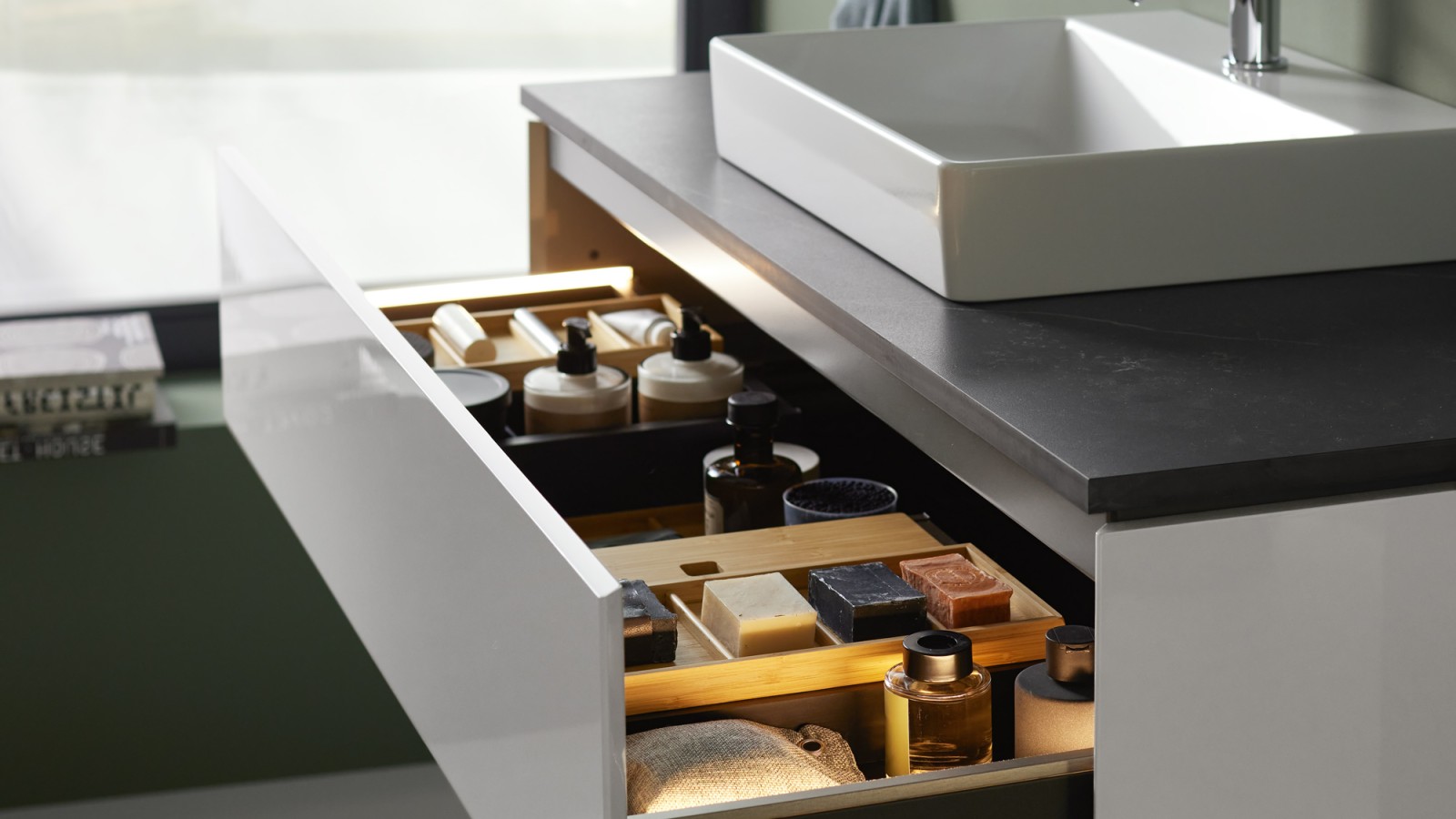 Offener Geberit ONE Waschtischunterschrank mit griffloser Schublade