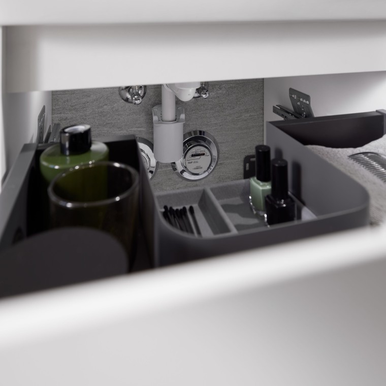 Cleverer Stauraum dank optionaler Schubladeneinsätze und Ordnungsboxen – für mehr Übersicht und Ordnung. Gleichzeitig sorgt der einfache Zugang zum Siphon für unkomplizierte Wartung und Pflege Cleverer Stauraum dank optionaler Schubladeneinsätze und Ordnungsboxen – für mehr Übersicht und Ordnung. Gleichzeitig sorgt der einfache Zugang zum Siphon für unkomplizierte Wartung und Pflege