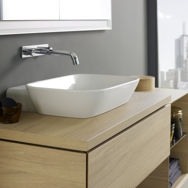 Waschplatz mit Geberit ONE Aufsatzwaschbecken und Badmöbel aus Holz Waschplatz mit Geberit ONE Aufsatzwaschbecken und Badmöbel aus Holz