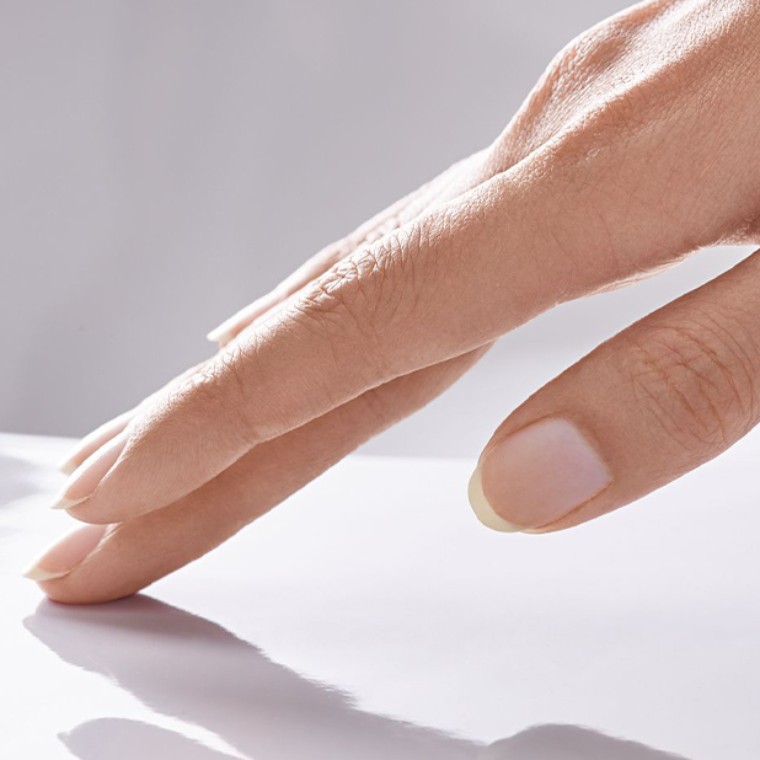 Hand streicht über Keramikfläche Hand streicht über Keramikfläche