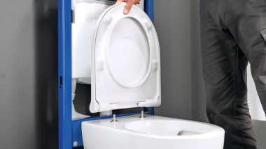 WC Sitz wird ohne Schablone bequem von oben ausgerichtet und befestigt.