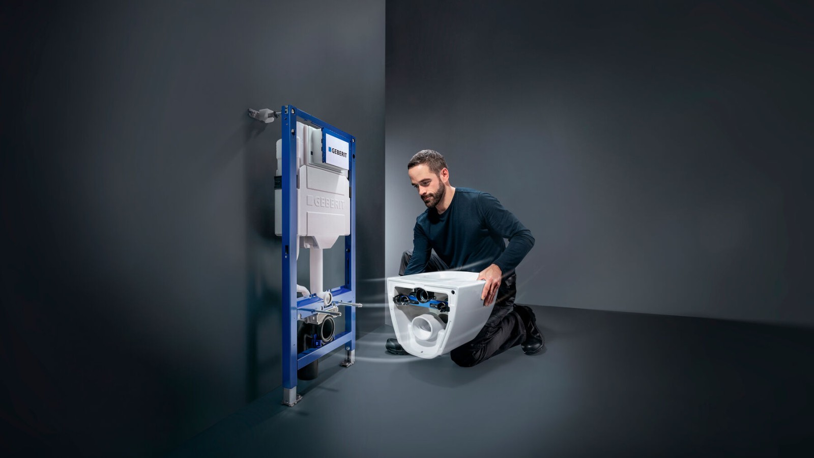 Installateur montiert WC-System bestehend aus Geberit Sigma Unterputzspülkasten und Geberit Acanto WC