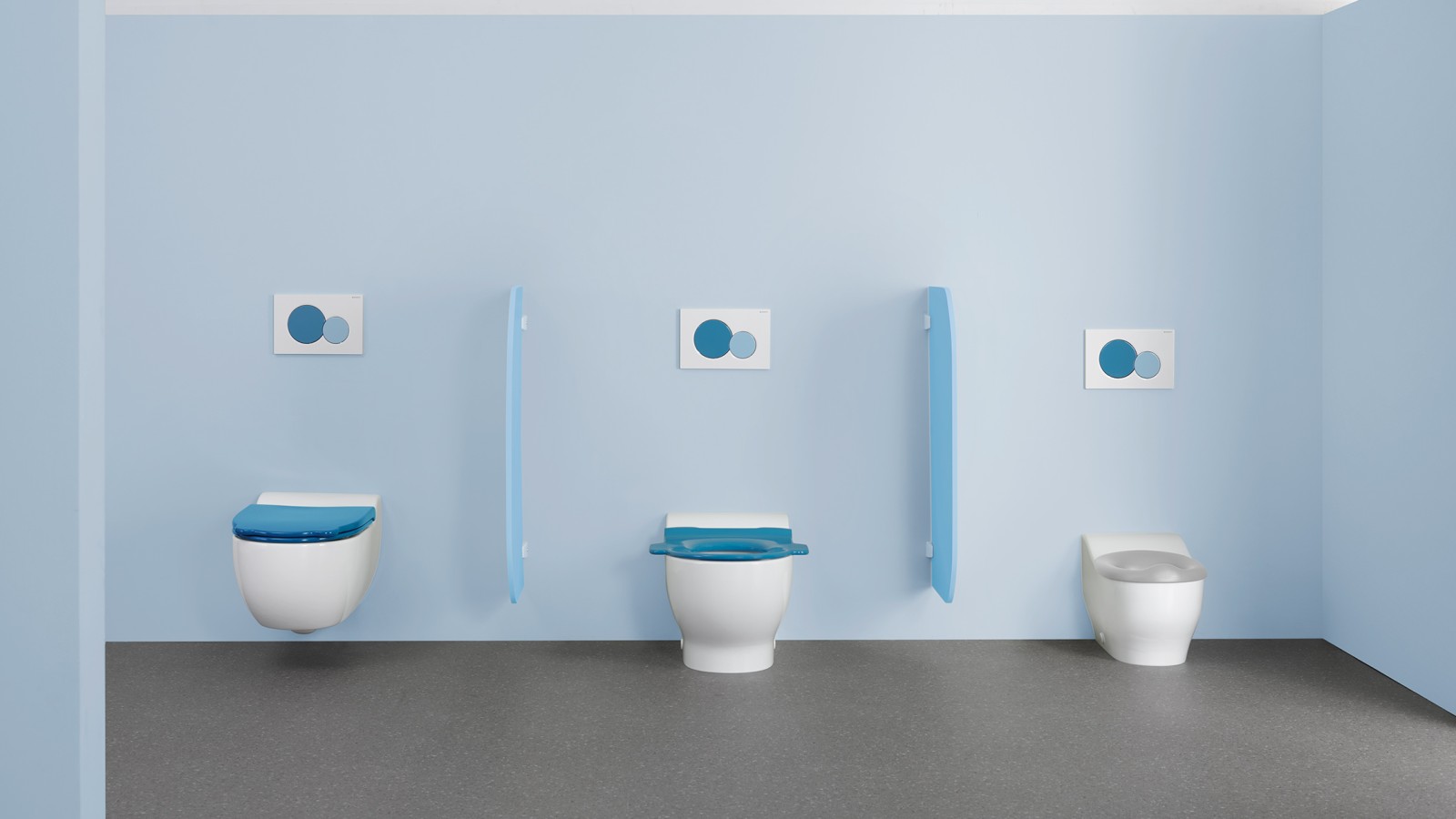 Toiletten der Geberit Bambini Badserie mit bunten WC-Deckeln und Betätigungsplatten Toiletten der Geberit Bambini Badserie mit bunten WC-Deckeln und Betätigungsplatten