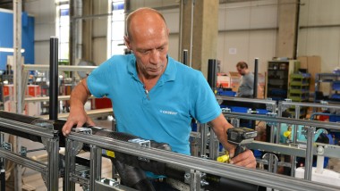Mann arbeitet in der Vorfabrikation