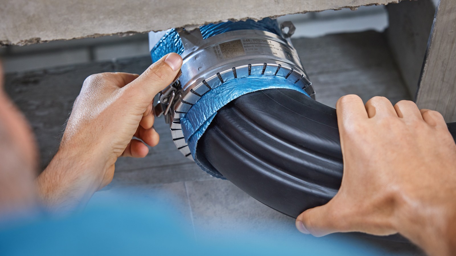 Installation des Geberit Rohrschott90 Plus am Geberit BottomTurn Bogen Installation des Geberit Rohrschott90 Plus am Geberit BottomTurn Bogen