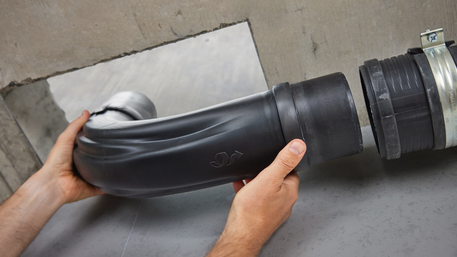 Einfachere und schnellere Installation des Geberit BottomTurn Bogens im Vergleich zur Installation von zwei 45°-Bögen