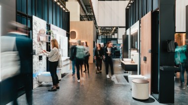 Messestand von Geberit mit Besuchern