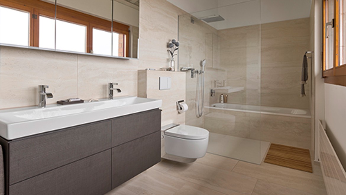 Badezimmer mit Geberit AquaClean Dusch-WC nach der Renovation Badezimmer mit Geberit AquaClean Dusch-WC nach der Renovation