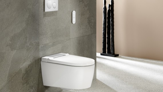 Badezimmer mit Geberit AquaClean Sela in Weiss und Betätigungsplatte Geberit Sigma20 Badezimmer mit Geberit AquaClean Sela in Weiss und Betätigungsplatte Geberit Sigma20