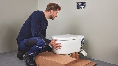 Installateur mit Geberit AquaClean Sela