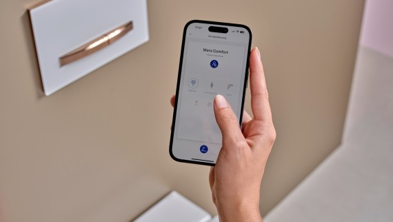 Mit einer App lassen sich ausgewählte Toiletten und andere Badprodukte von Geberit steuern Mit einer App lassen sich ausgewählte Toiletten und andere Badprodukte von Geberit steuern