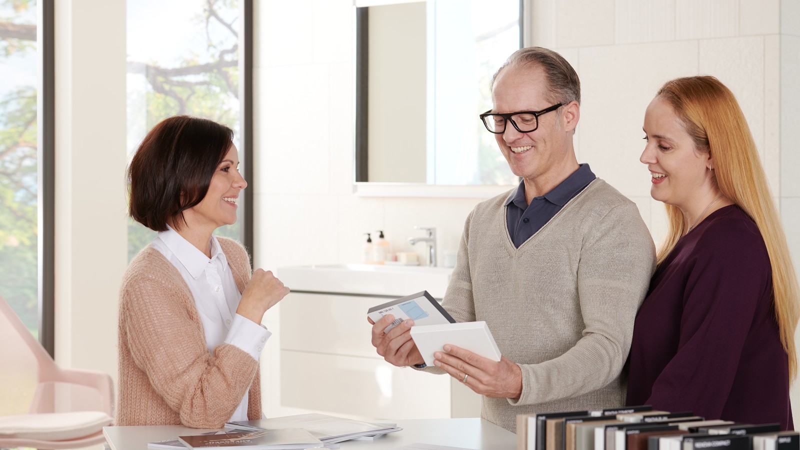 Personen in einer Sanitärausstellung von Geberit