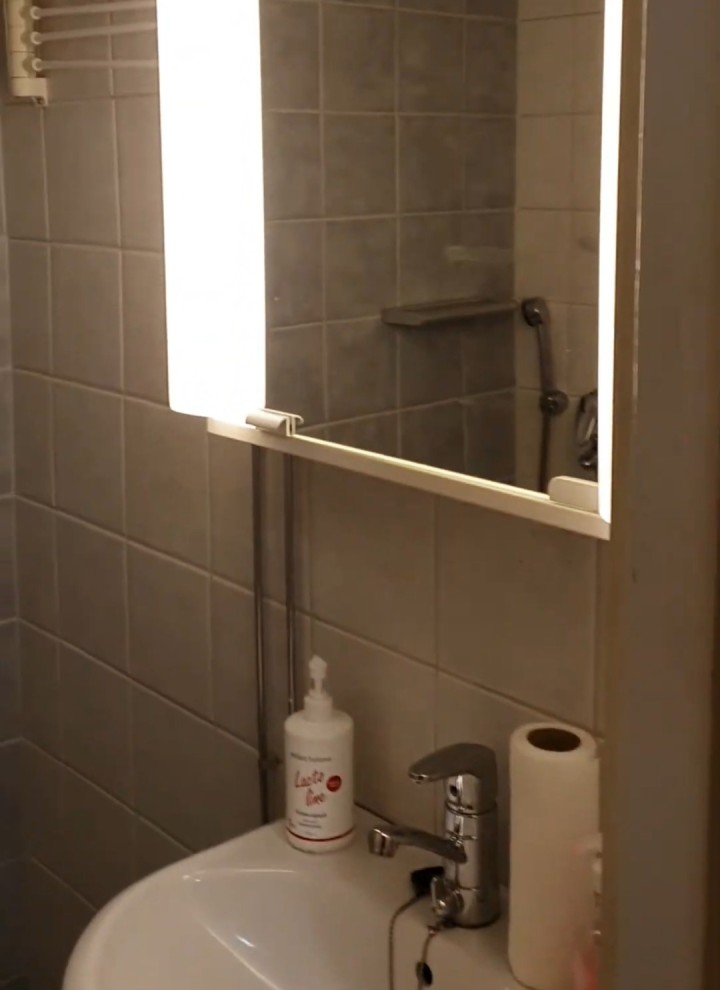 Ein Vorher-Bild vom kleinen Bad mit Spiegelschrank und Waschbecken (© Meja Hynynen) Ein Vorher-Bild vom kleinen Bad mit Spiegelschrank und Waschbecken (© Meja Hynynen)