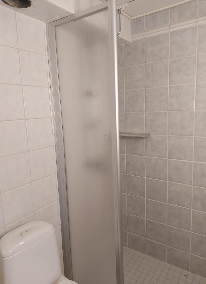 Das Vorher-Bild mit Blick auf die Duschkabine sowie bodenstehendem WC (© Meja Hynynen) Das Vorher-Bild mit Blick auf die Duschkabine sowie bodenstehendem WC (© Meja Hynynen)