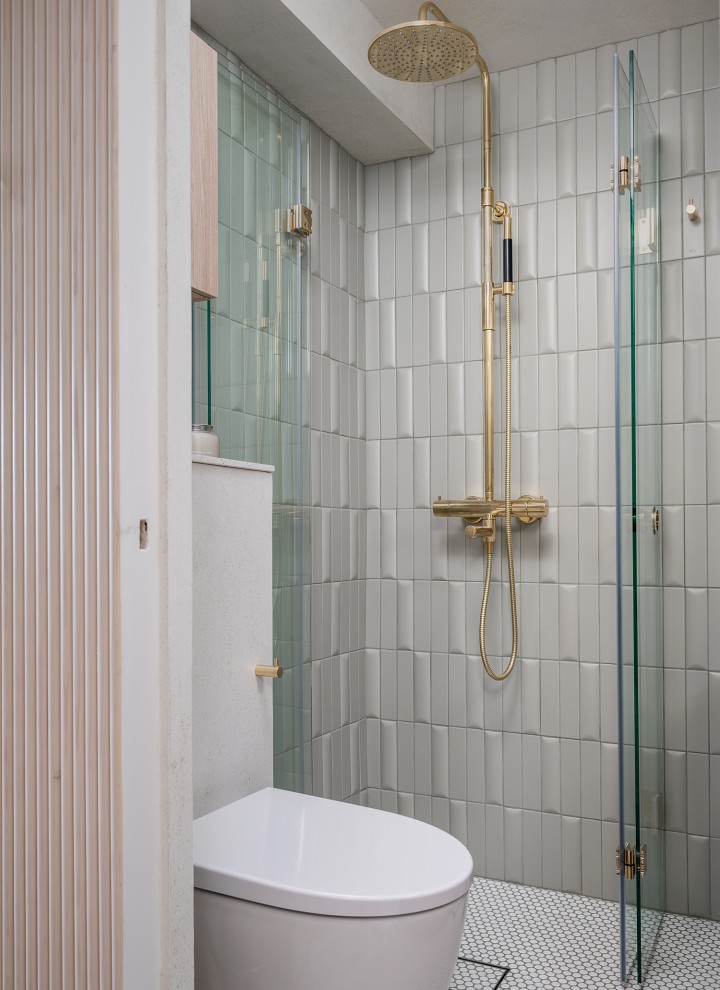 Das Nachher-Bild des kleinen Bads mit einem wandhängenden Geberit WC der Badserie iCon (© Meja Hynynen) Das Nachher-Bild des kleinen Bads mit einem wandhängenden Geberit WC der Badserie iCon (© Meja Hynynen)