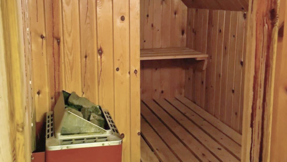 Eine Sauna mit Dachschräge (© @triner2 und @strandparken3) Eine Sauna mit Dachschräge (© @triner2 und @strandparken3)