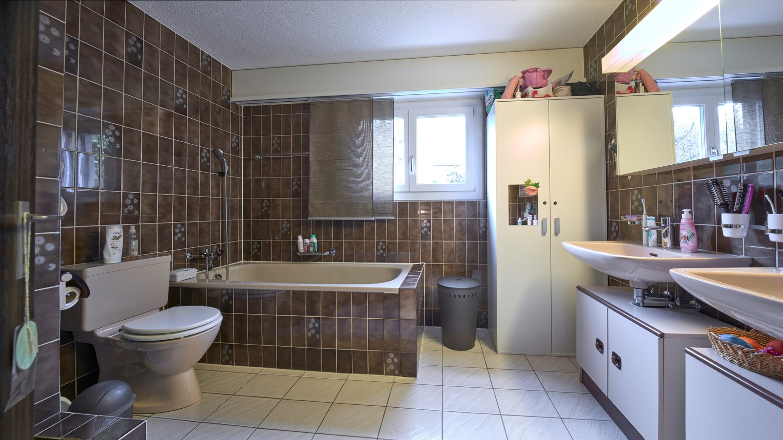 Gesamtansicht des alten Badezimmers Gesamtansicht des alten Badezimmers