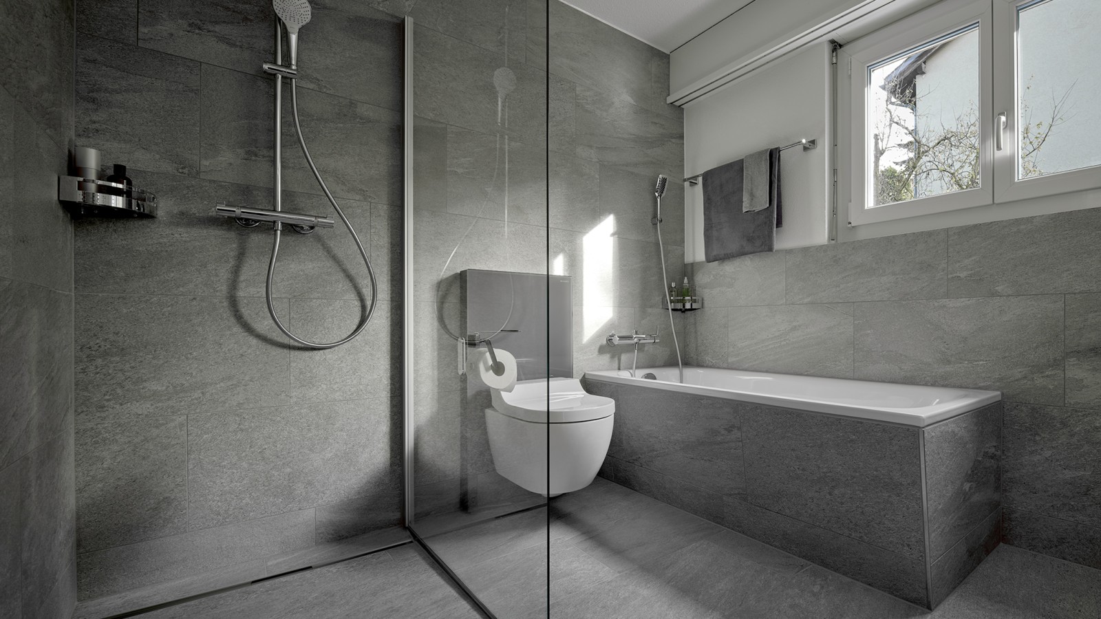 Ein Dusch-WC zwischen einer bodenstehenden Dusche und einer Badewanne Ein Dusch-WC zwischen einer bodenstehenden Dusche und einer Badewanne