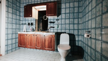 Bad mit blauen Fliesen und bodenstehendem WC Bad mit blauen Fliesen und bodenstehendem WC