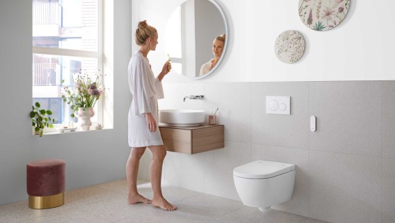 Geberit ONE Badezimmer mit weißen Keramiken und Badmöbeln (© Geberit)