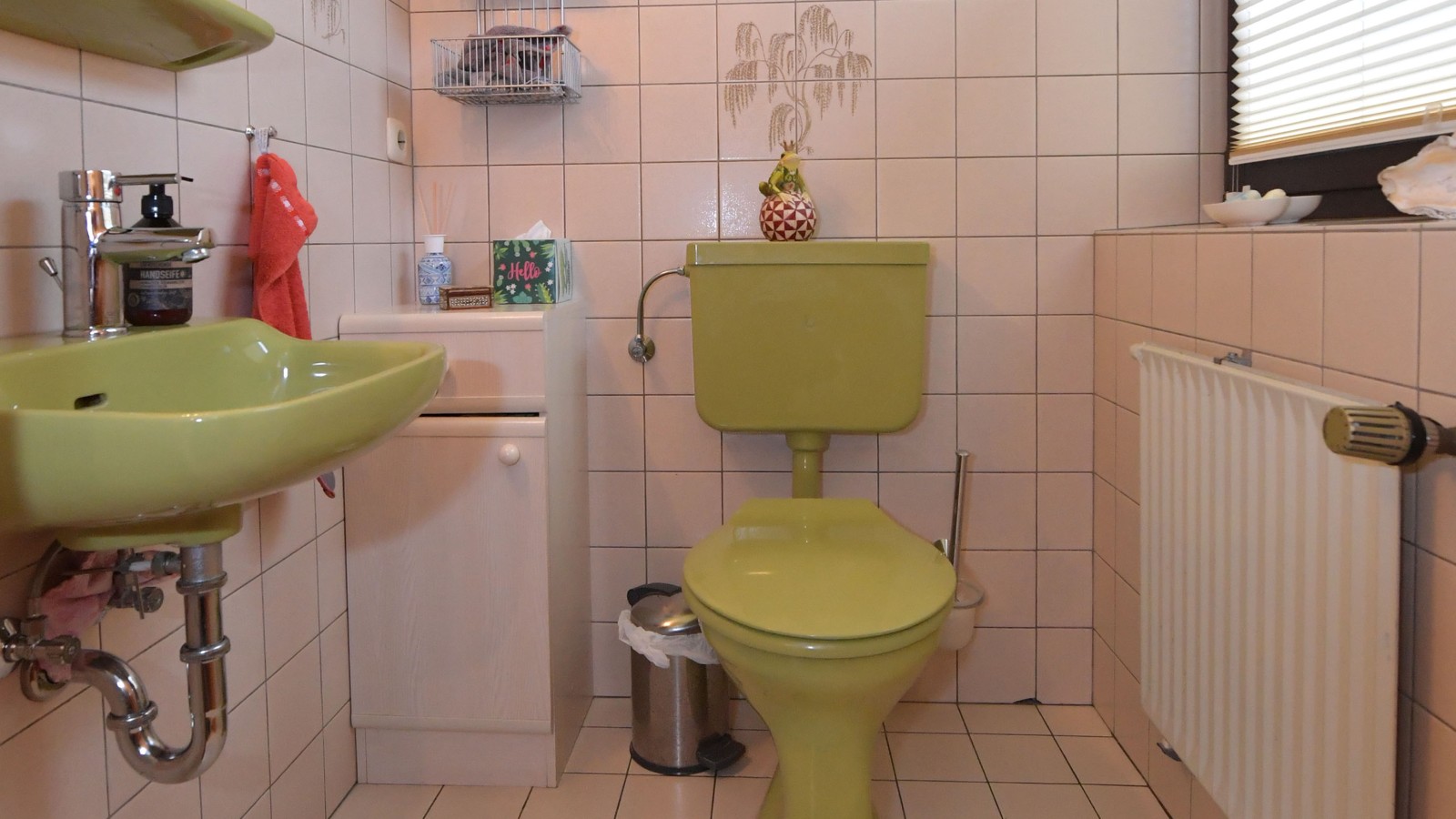 Das grüne Gästebad aus den 80er-Jahren vor der Renovation Das grüne Gästebad aus den 80er-Jahren vor der Renovation
