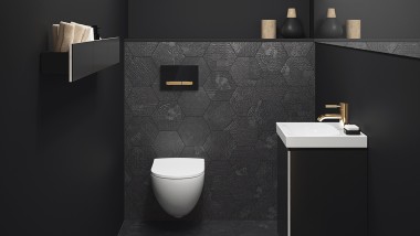 Goldene Armaturen und Betätigungsplatten kombiniert mit dunklen Farben (c) Geberit