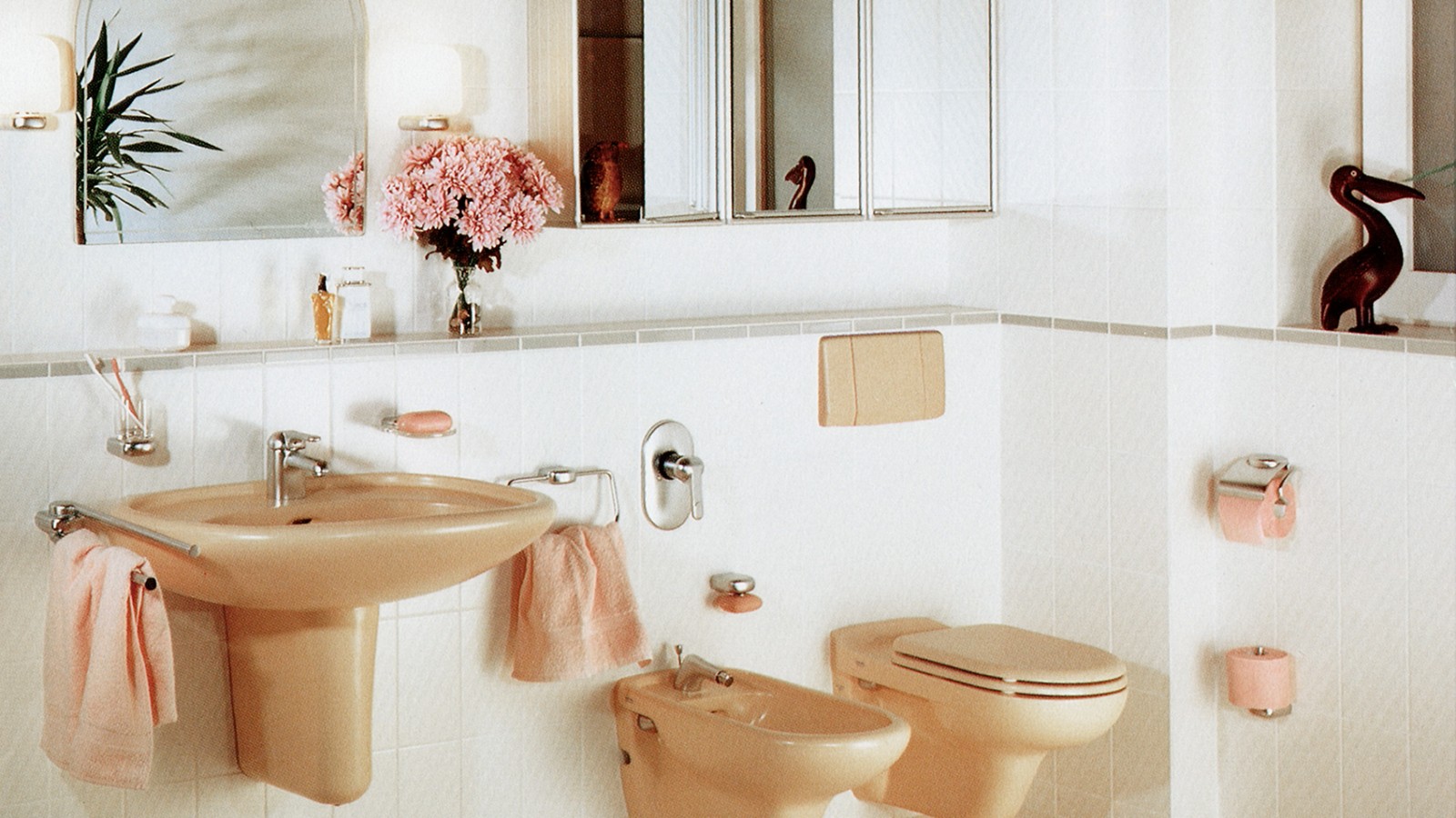 Farbige Keramiken und Betätigungsplatten – und auch wandhängende WCs – waren in der 70ern der letzte Schrei Farbige Keramiken und Betätigungsplatten – und auch wandhängende WCs – waren in der 70ern der letzte Schrei