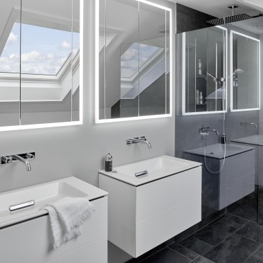 Bad unterm Dach mit zwei Waschtischen und Spiegeln